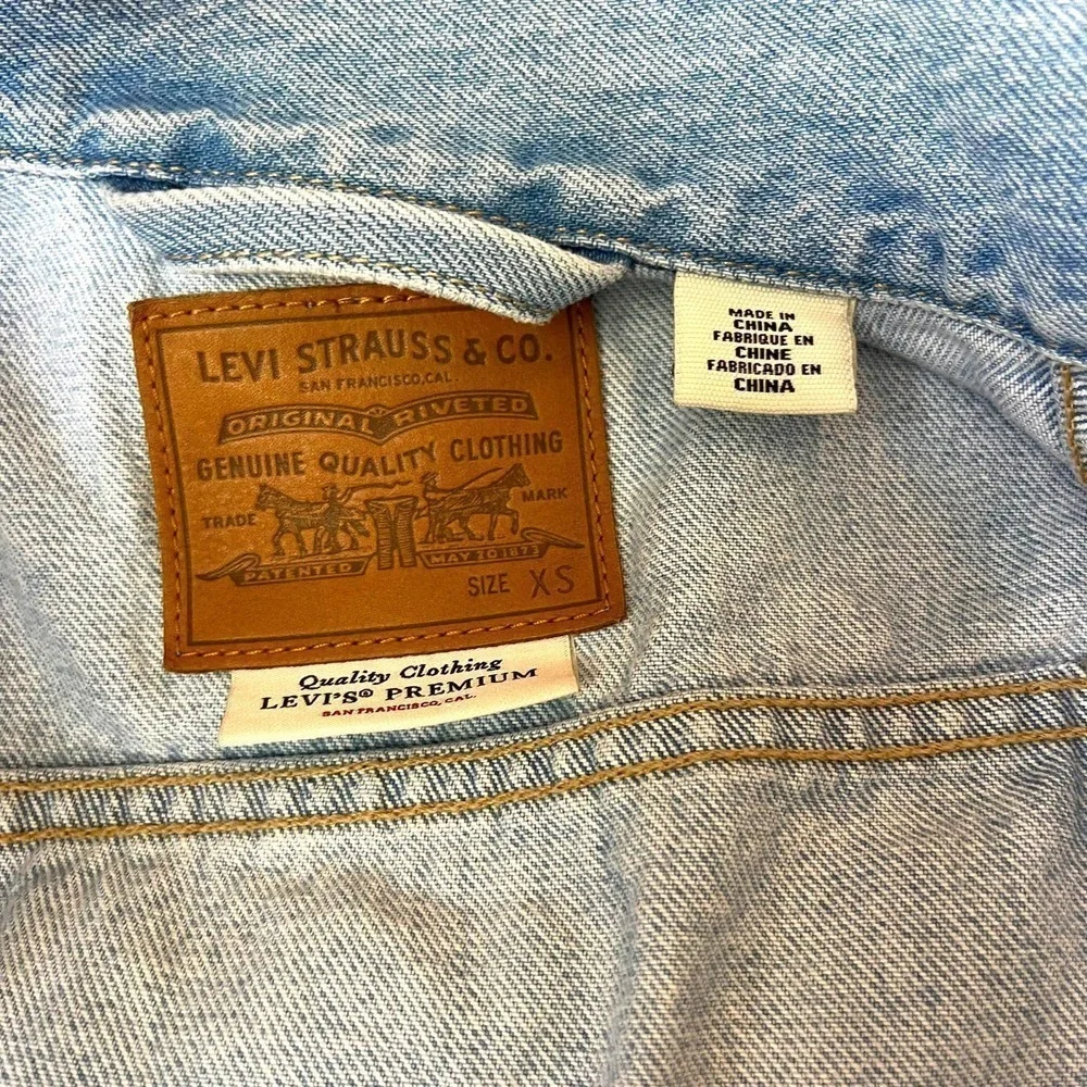 Levi's Jacket Womens Extra Small Blue Light Denim Floral Embroidered Trucker - Picture 16 of 16